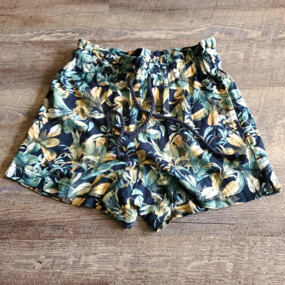 Shorts - Picture 1 of 4